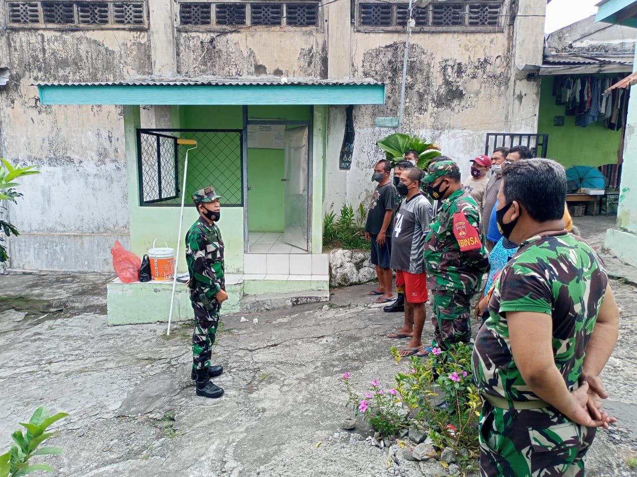 BABINSA KORAMIL 04/DANUREJAN BANTU WARGA PENGECATAN DAN PERBAIKAN POS KAMLING