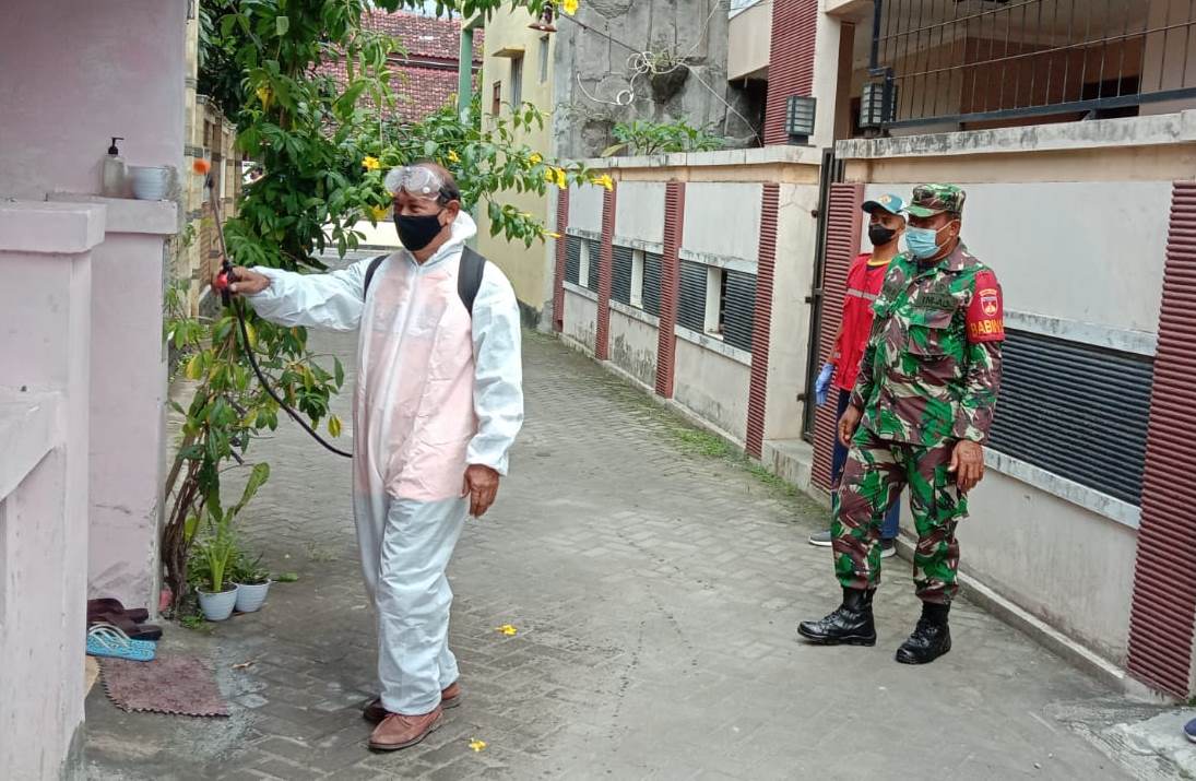 CEGAH PENYEBARAN COVID-19 BABINSA TAHUNAN PENYEMPROTAN DISINFEKTAN DI RUMAH WARGA BINAAN