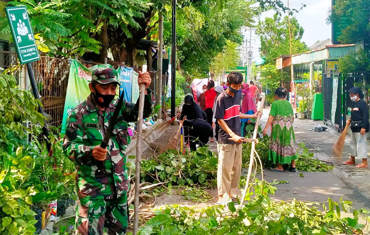 BABINSA KORAMIL 13/NGAMPILAN MELAKSANAKAN KERJA BAKTI BERSAMA WARGA 