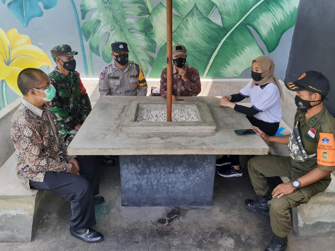 Babinsa Bersama Bhabinkamtibmas Kelurahan Wirogunan Melaksanakan Komsos