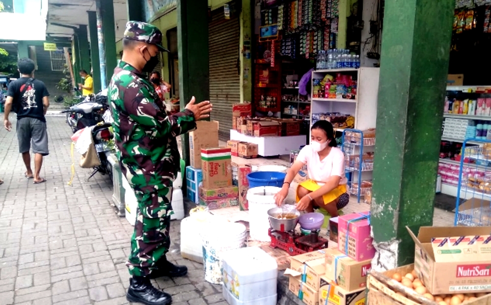 BABINSA INGATKAN PROTOKOL KESEHATAN DI PASAR LEMPUYANGAN