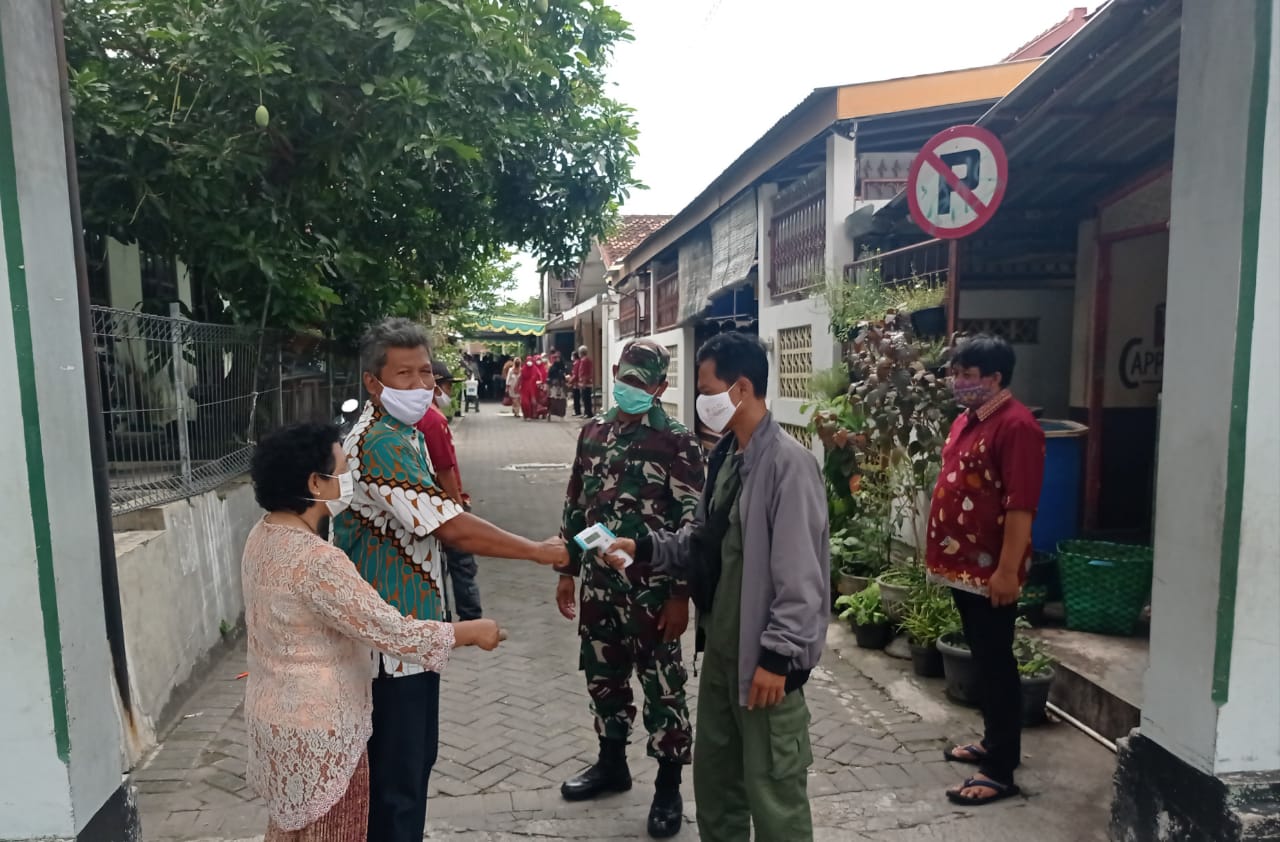 PASTIKAN PROTOKOL KESEHATAN DILAKSANAKAN, BABINSA SEMAKI PANTAU ACARA RESEPSI PERNIKAHAN WARGA