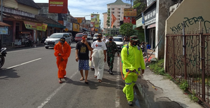 BABINSA LAKSANAKAN PENYEMPROTAN DISINFEKTAN BERSAMA KTB SURYATMAJAN UNTUK CEGAH COVID-19