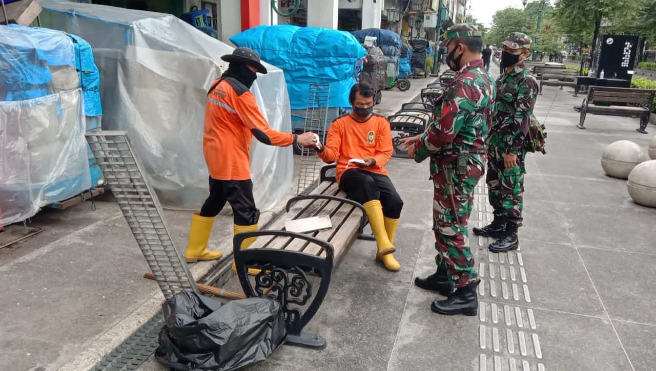 BABINSA PAKUALAMAN SAMPAIKAN EDUKASI WARGANYA DIKAWASAN WISATA MALIOBORO TENTANG BAHAYA COVID-19