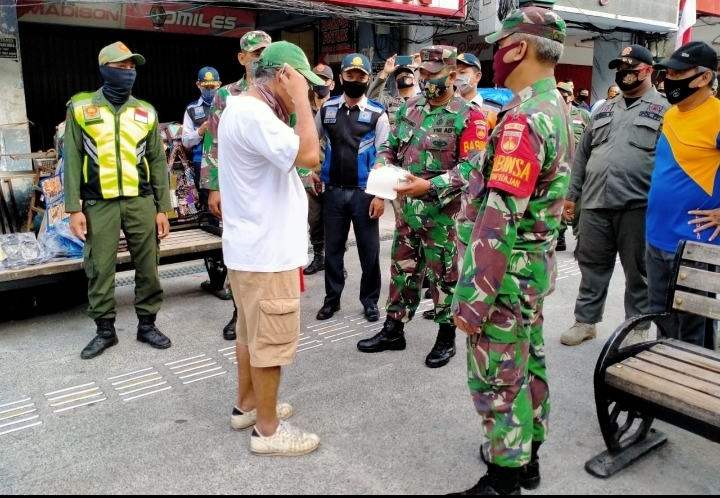 BABINSA KORAMIL 04/DANUREJAN MEMBAGIKAN MASKER DI SEPANJANG JALAN MALIOBORO