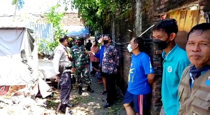 Babinsa Koramil Kraton Kerja Bakti Bersama Warga Dalam Pembuatan Balai RW