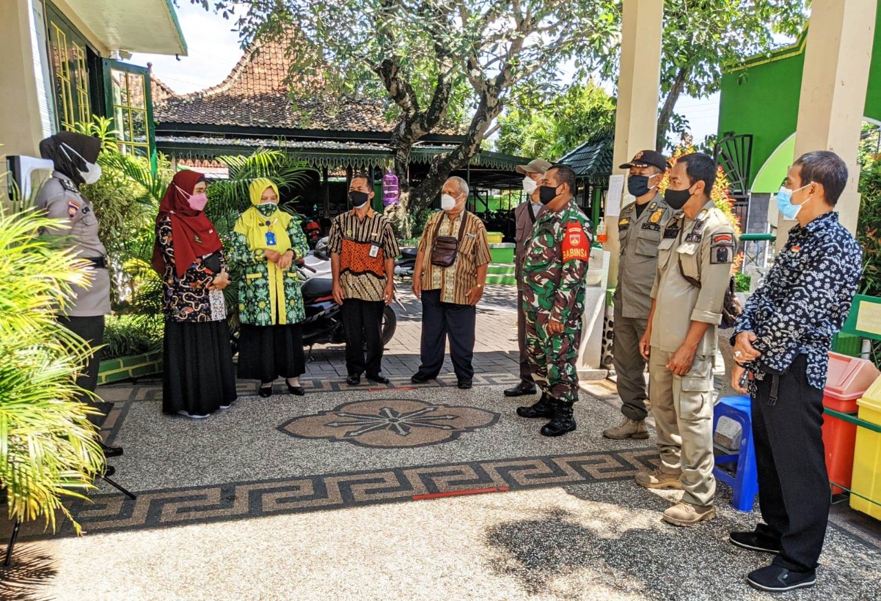 PUTUS RANTAI PENYEBARAN COVID-19 EMPAT PILAR GUNUNGKETUR TERAPKAN PPKM DI SEKOLAH