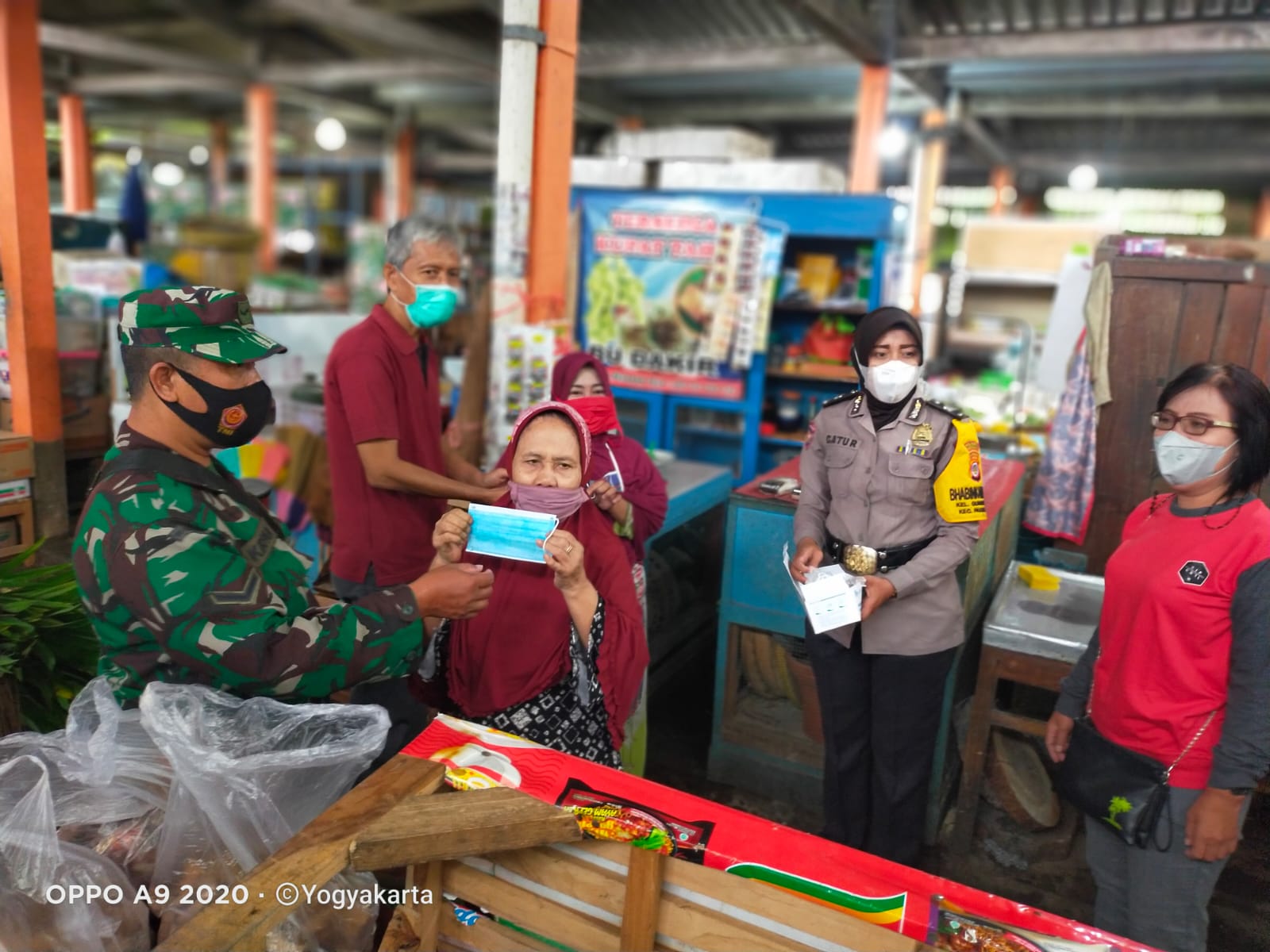 BABINSA BERSAMA BHABINKAMTIBMAS INGATKAN WARGA TETAP PATUHI PROKES