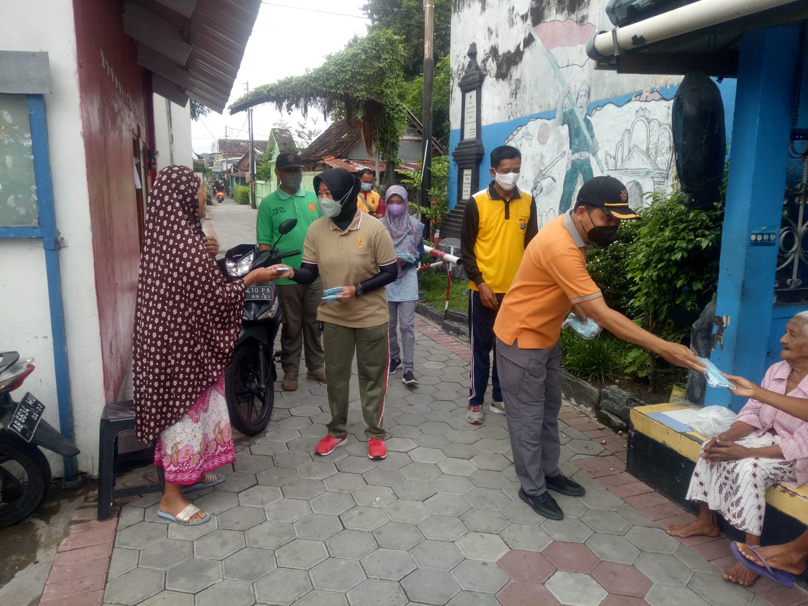 Kemantren Kraton Adakan Olahraga Bersama dan Berbagi Masker