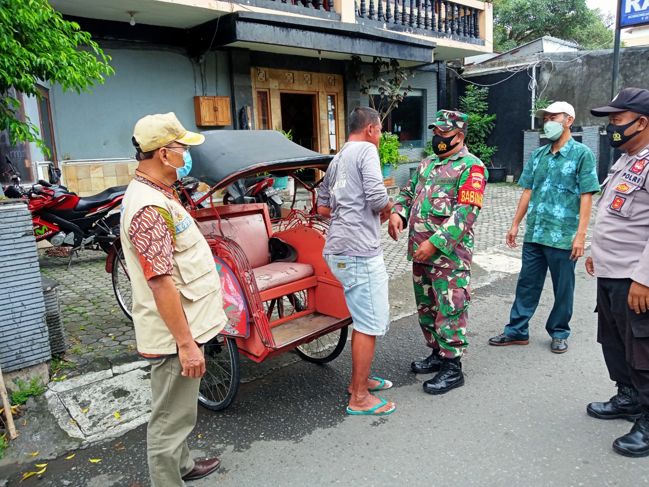 TIM SATGAS COVID-19 GEDONG TENGEN LAKSANAKAN PENERTIBAN PENERAPAN PROTOKOL KESEHATAN DAN BAGI MASKER GRATIS