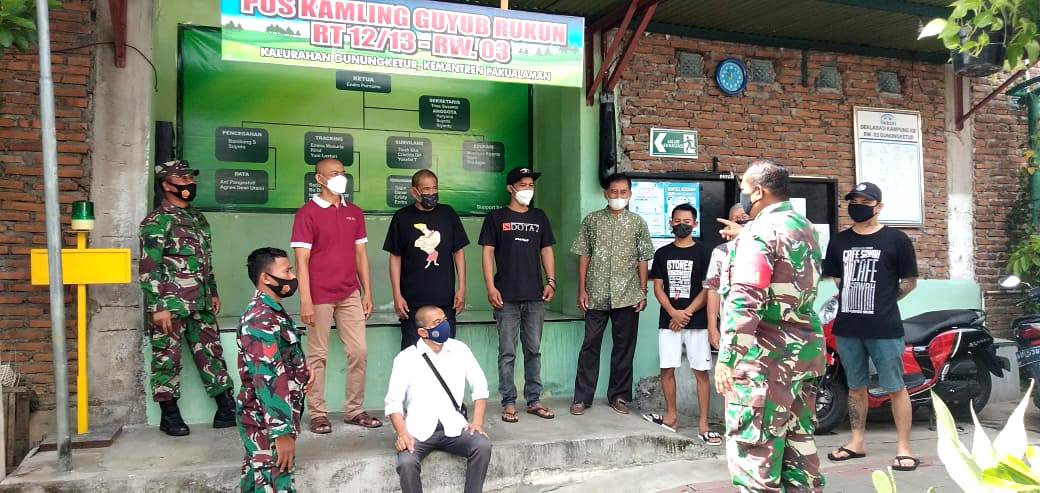 BABINSA GUNUNGKETUR BANTU WARGA PERBAIKI POS KAMLING