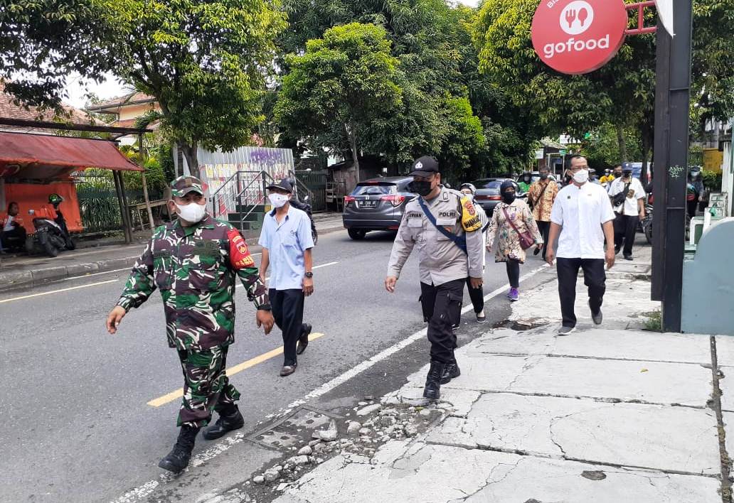 SUSURI JALAN TAMANSISWA, BABINSA DAN BABINKAMTIBMAS EDUKASI PROTOKOL KESEHATAN