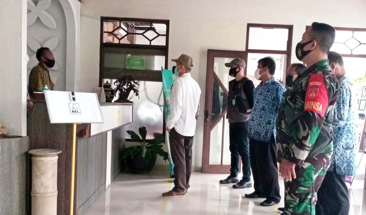 BABINSA GUNUNGKETUR BERSAMA TIGA PILAR PATROLI PPKM DI HOTEL