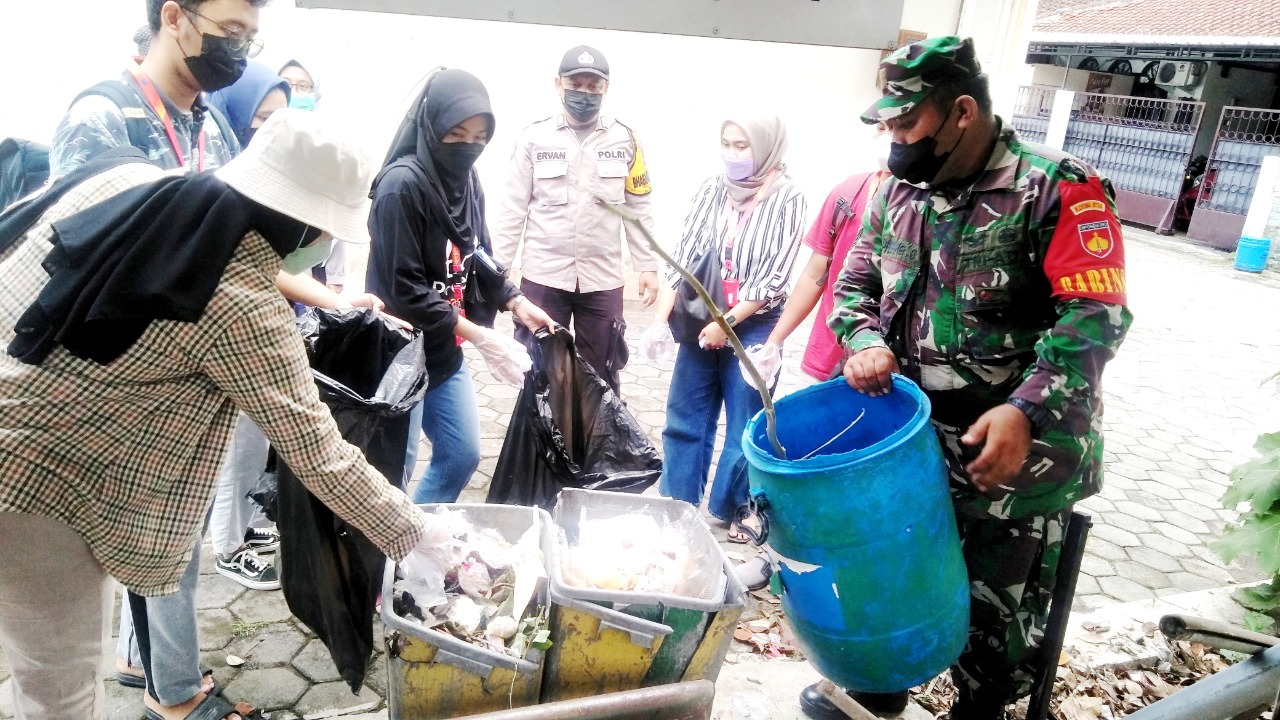 BABINSA BERSAMA BHABINKAMTIBMAS DAN MAHASISWA UAD MELAKSANAKAN KERJA BAKTI