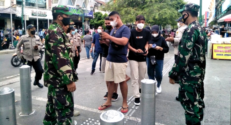 BABINSA 04/DANUREJAN INGATKAN PEDAGANG DAN PENGUNJUNG DI DEPAN MALIOBORO MALL PATUHI PROTOKOL KESEHATAN