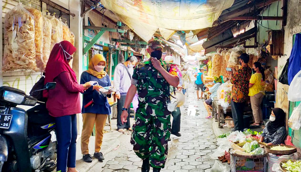 BABINSA KORAMIL 13/NGAMPILAN LAKSANAKAN PENEGAKAN PROKES DAN HIMBAU WARGA