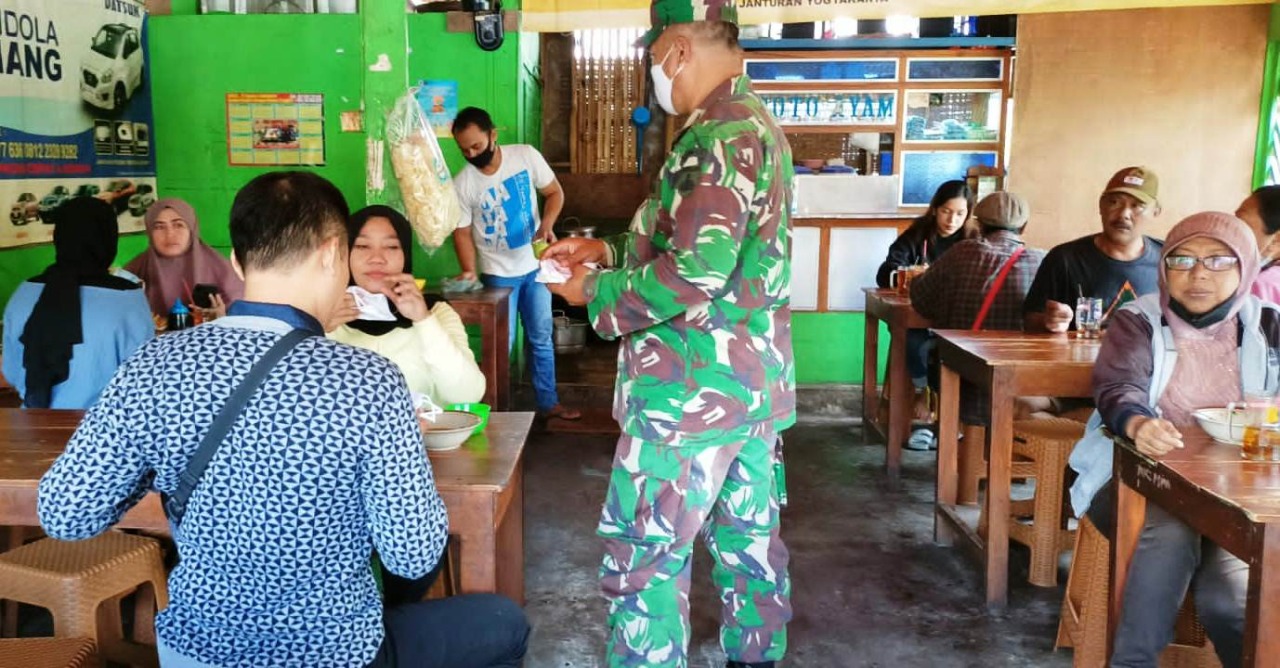 BABINSA WARUNGBOTO BERSAMA PETUGAS DARI POLSEK DAN SATGAS COVID-19 INGATKAN PPKM LEVEL 2 TIDAK BERARTI BEBAS BERKUMPUL