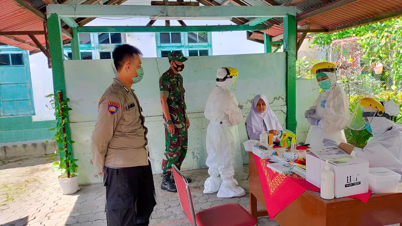 BABINSA KORAMIL KRATON DAMPINGI DINKES KOTA YOGYAKARTA MELAKSANAKAN PENILAIAN PELAKSANAAN PTM DI SEKOLAH 