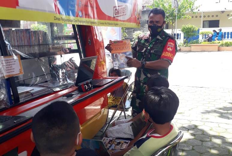 BABINSA DEMANGAN SERTU ROHMAN MEMBERI MOTIVASI MINAT BACA TERHADAP ANAK DIDIK TINGKAT SD