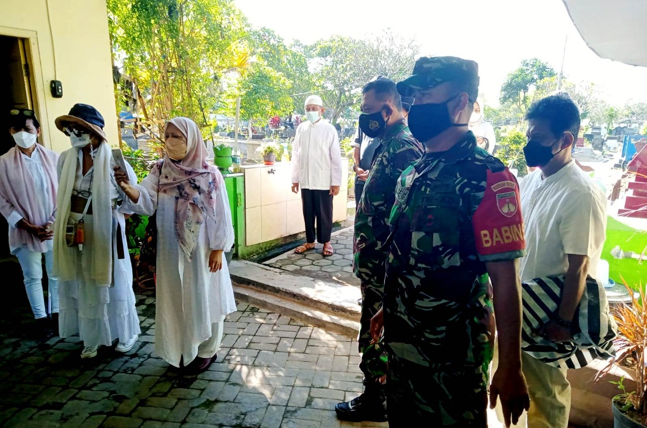 BABINSA KEPARAKAN KOMSOS DENGAN JURU KUNCI MAKAM SASONOLOYO