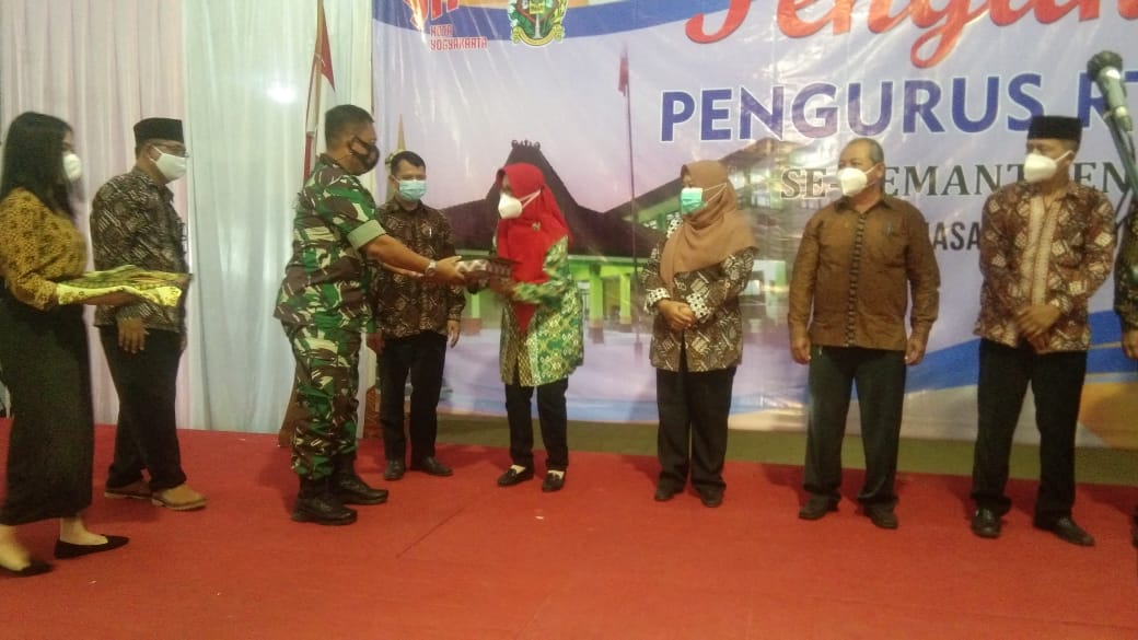 DANRAMIL 02/TEGALREJO MENGHADIRI ACARA PENGUKUHAN PENGURUS RT/RW TERPILIH PERIODE MASA BAKTI TAHUN 2022 – 2024