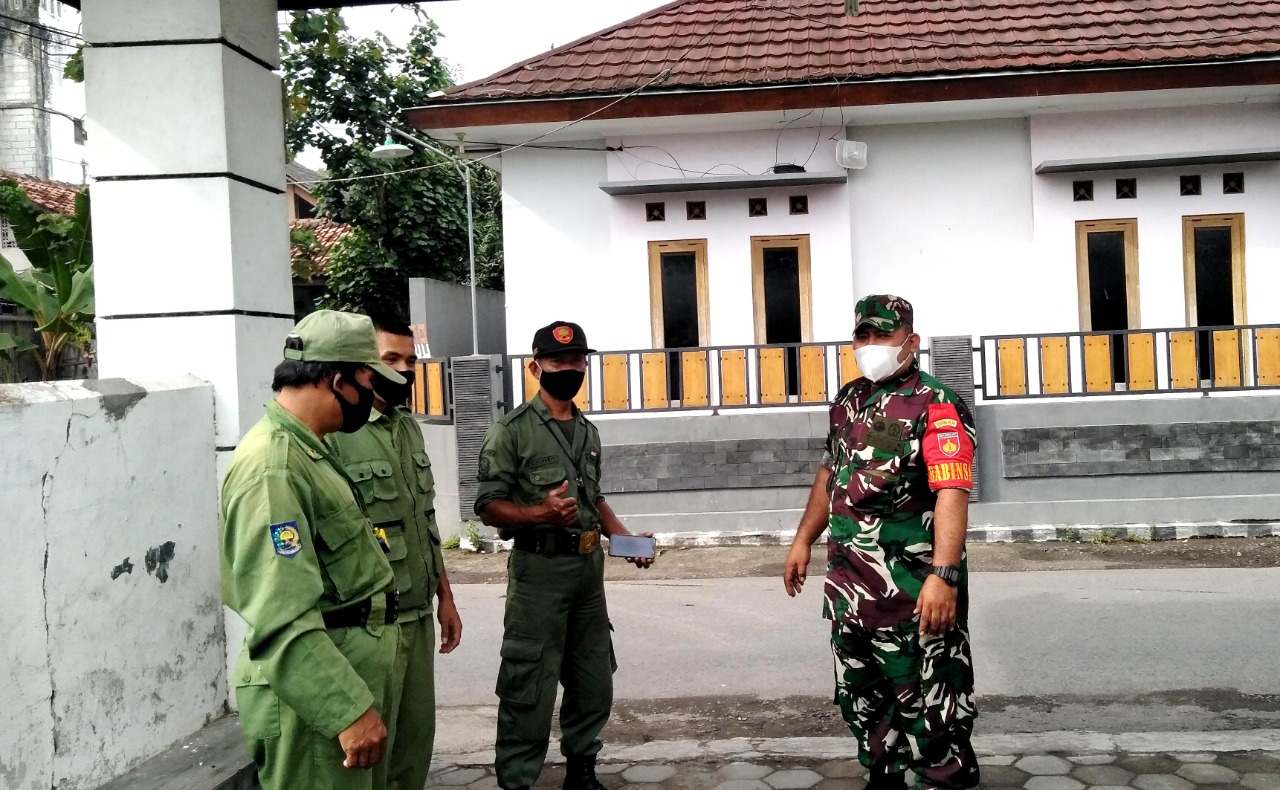 BABINSA WIROGUNAN LAKSANAKAN KOMSOS DENGAN LINMAS