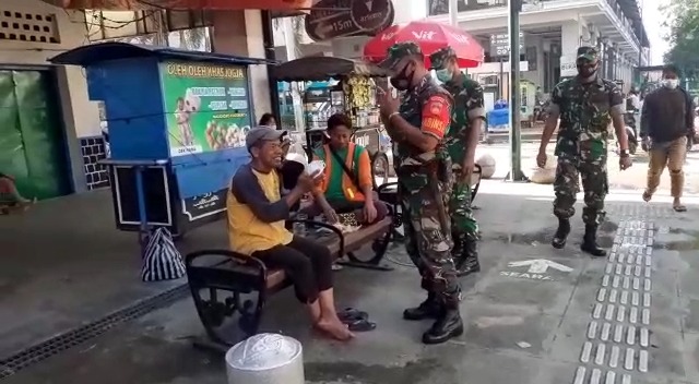 BABINSA EDUKASI WARGA TENTANG DISIPLIN PROKES PENANGANAN COVID-19 SECARA TERUS MENERUS DAN BERIKAN MASKER