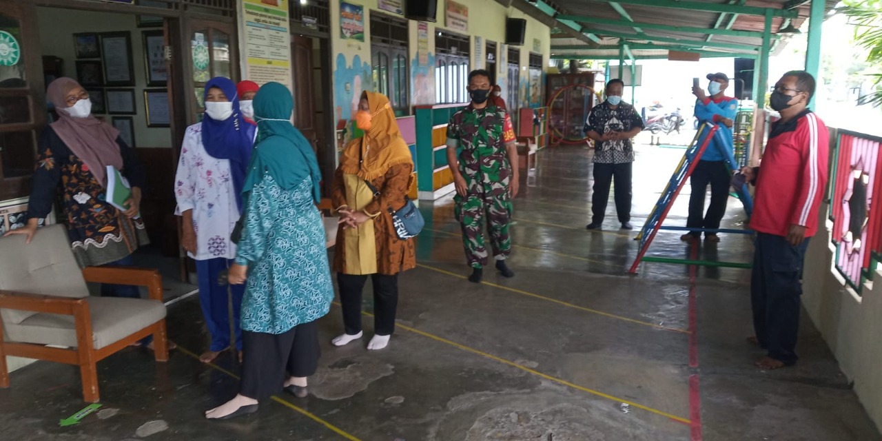 Peran Aktif Babinsa Gedongkiwo Dalam Mendukung PTM Sekolah