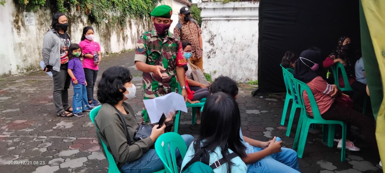 BABINSA KOTA BARU SERKA GUNADI BERIKAN SEMANGAT ANAK - ANAK YANG MENGIKUTI VASINASI