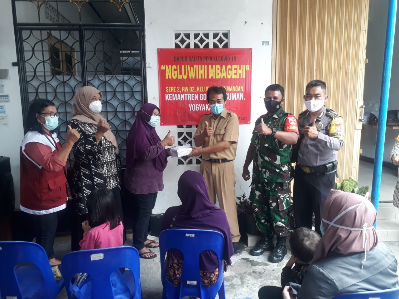 BABINSA DEMANGAN SERKA INDRO DAN SERTU ROHMAN  HADIRI LOUNCHING DAPUR BALITA PEDULI COVID-19 KELURAHAN DEMANGAN