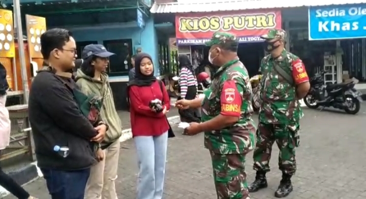 RAMAI WISATAWAN, BABINSA DANUREJAN SASAR JALAN MALIOBORO IMBAU PROKES