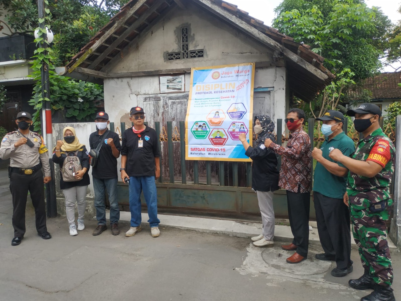 BABINSA WIROBRAJAN, BERSAMA SATGAS PPKM DAN JAGA WARGA ANTISIPASI VARIAN OMICRON, PASANG SPANDUK HIMBAUAN PROKES SAAT NATARU