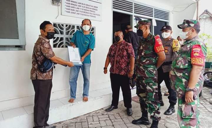 BABINSA BERSAMA SATGAS COVID-19 KEMANTREN GEDONGTENGEN CEK TEMPAT IBADAH SEKALIGUS BAGIKAN SURAT EDARAN WALIKOTA YOGYAKARTA