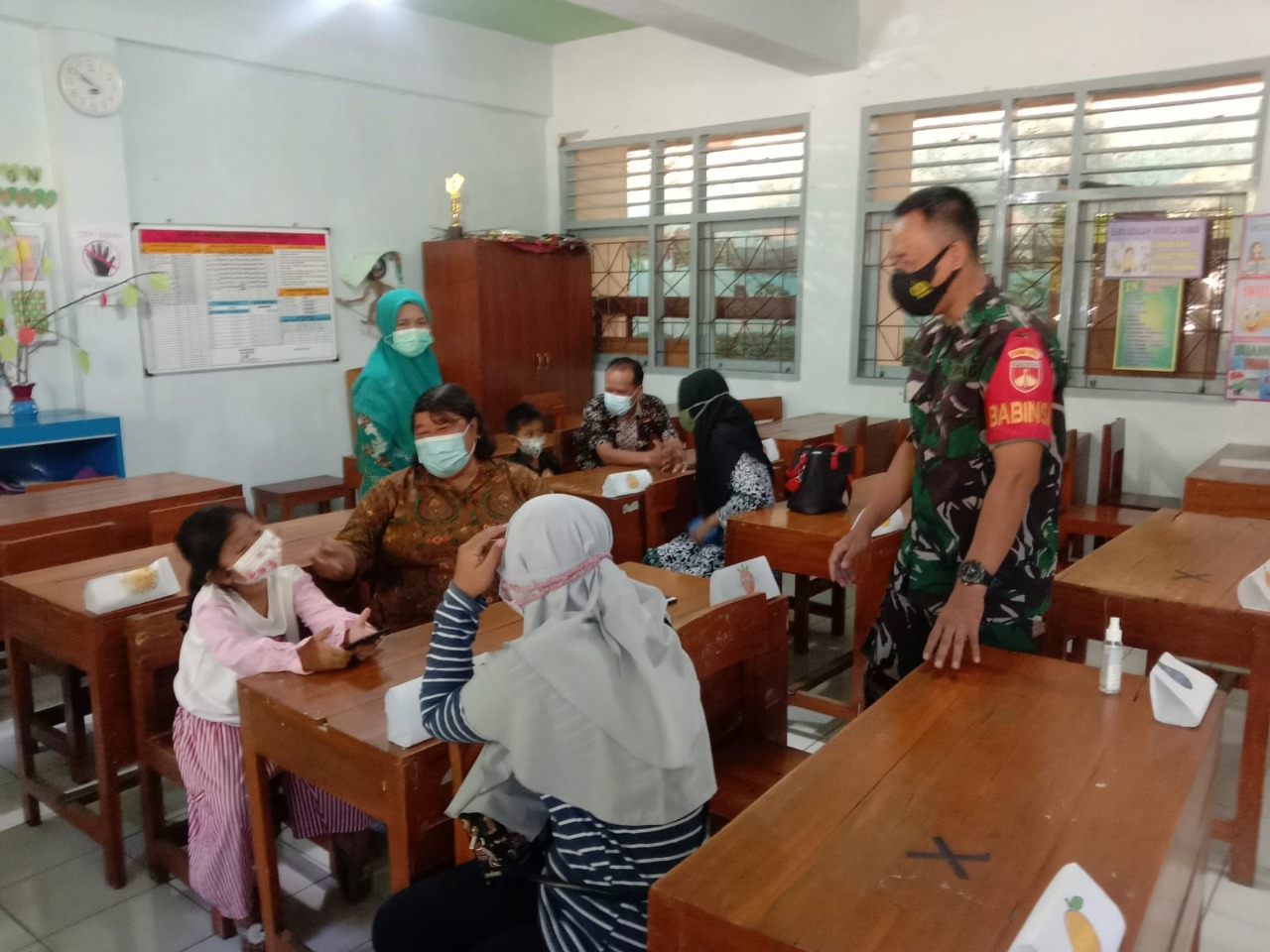 SERDA TRI WINARTO PANTAU DI SDN KLITREN,PASTIKAN VAKSIN ANAK USIA 6-11 TAHUN  BERLANGSUNG AMAN