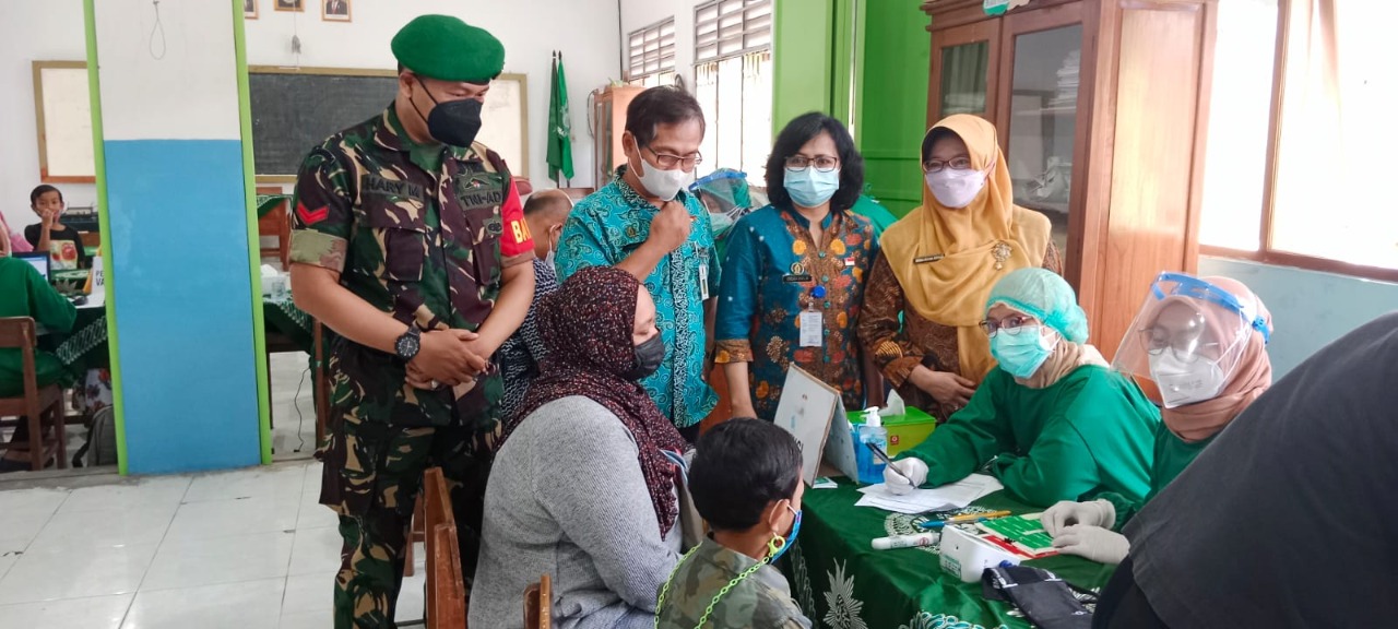 Anggota Koramil 13/Ngampilan Pantau Giat Vaksinasi Anak Usia 6 – 11 Tahun Di SD Muhammadiyah Purwodiningratan