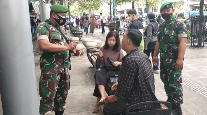 BABINSA KORAMIL 04/DANUREJAN  HIMBAU PROTOKOL KESEHATAN DI JALAN MALIOBORO