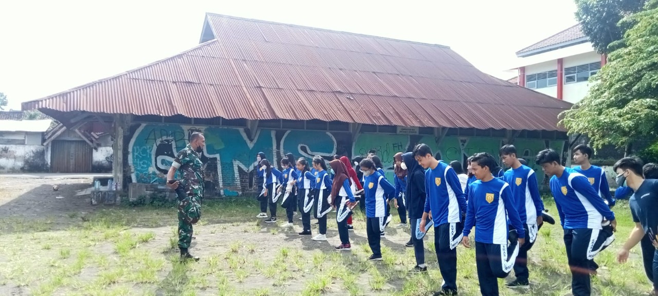 MENJAGA STAMINA, BABINSA COKRODININGRATAN BEROLAHRAGA BERSAMA SISWA SMAN 11 YOGYAKARTA