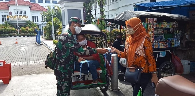 BABINSA 04/DANUREJAN MEMBAGIKAN MASKER DI SEPANJANG JALAN MALIOBORO