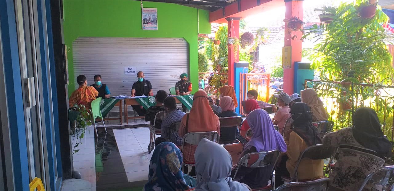 BABINSA TERBAN SERTU INDRIARTA LAKUKAN PENGAMANAN GIAT VAKSIN DI SD MUHAMMADIYAH SAGAN