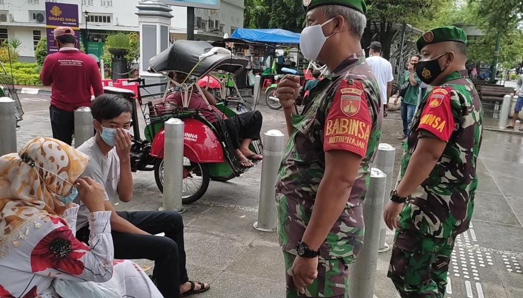 DISIPLIN PROKES BABINSA SERTU WARDIYONO TERUS HIMBAU MASYARAKAT MEMAKAI MASKER