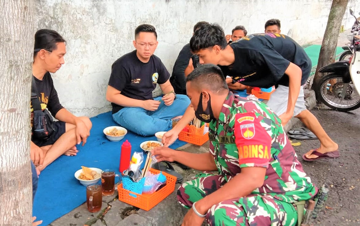 JALIN KEDEKATAN DI WILAYAH BINAAN BABINSA PAKUALAMAN SAMBANGI WARGA