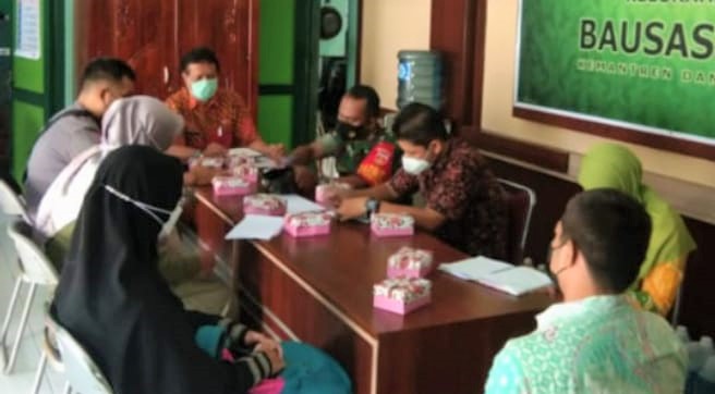 BABINSA KOMSOS DENGAN APARAT TERKAIT DI KELURAHAN BAUSASRAN