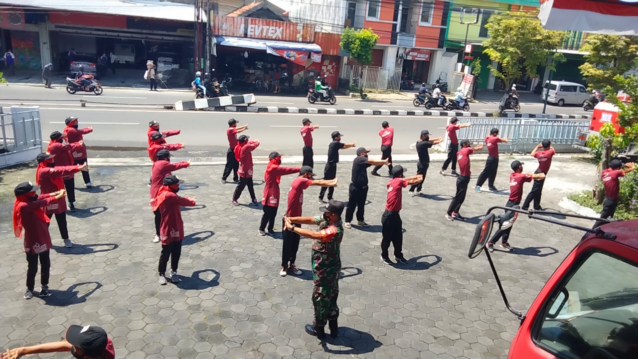 BABINSA KORAMIL 01/JETIS MELATIH BARIS - BERBARIS KEPADA KARYAWAN RUMAH MAKAN SS KYAI MOJO CAB YOGYAKARTA