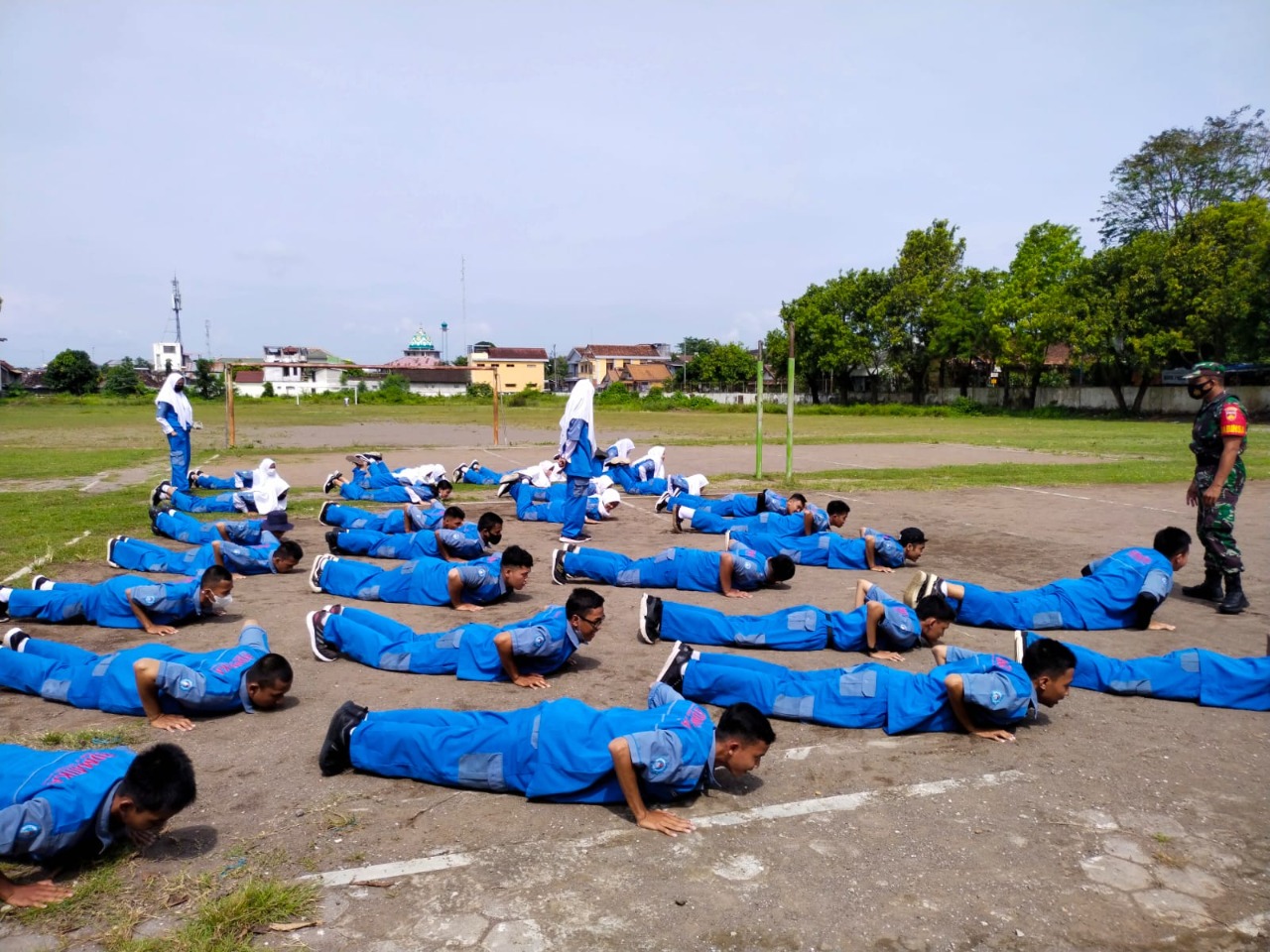 BABINSA MEMBERIKAN WASBANG DAN PEMBINAAN FISIK KEPADA ANAK SEKOLAH 