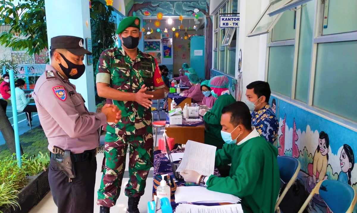 BABINSA KORAMIL 01/JETIS MEMANTAU VAKSINASI ANAK DI SD BUDYA WACANA