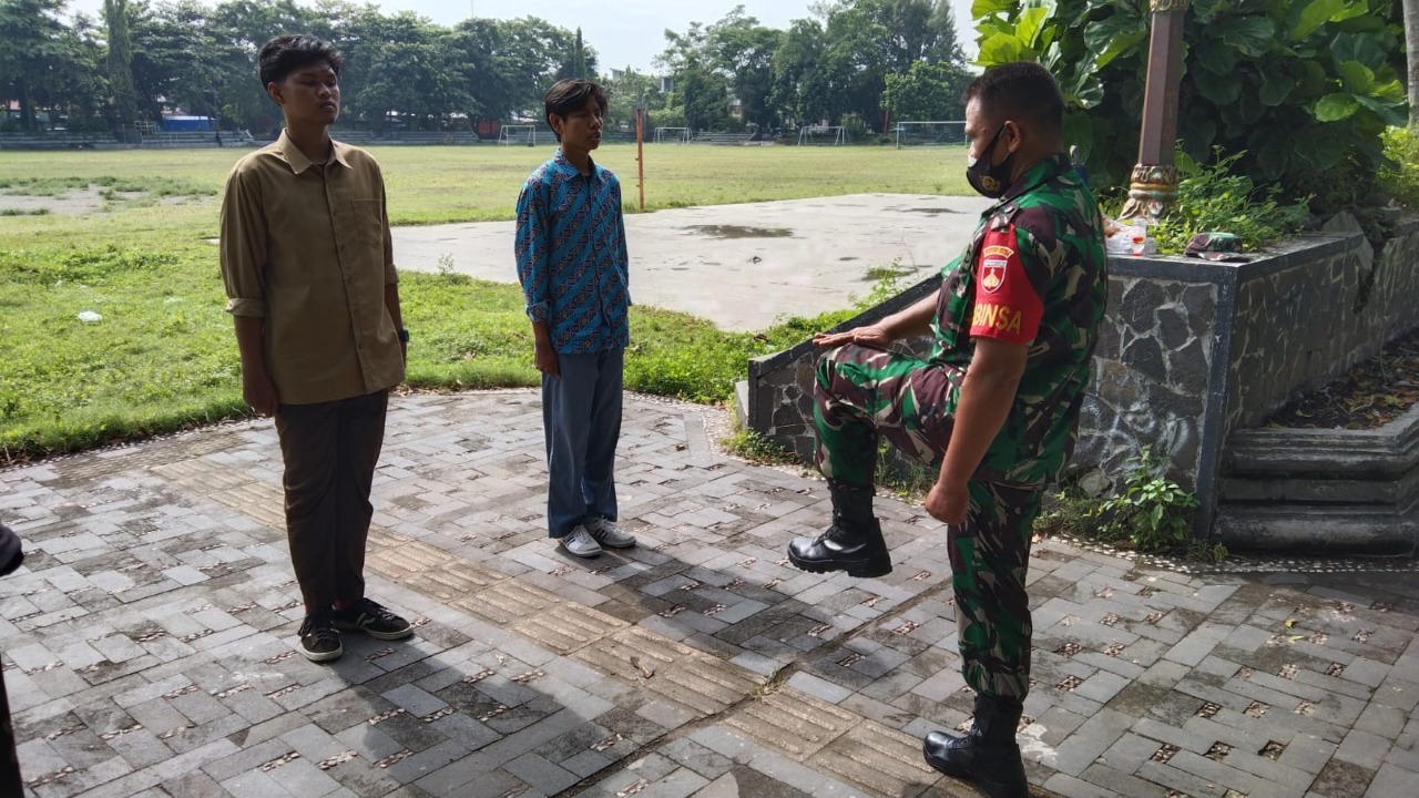 BABINSA MANTRIJERON LATIH PBB SISWA SMA MUHAMMADIYAH 6 YOGYAKARTA HADAPI SELEKSI PASKIBRAKA