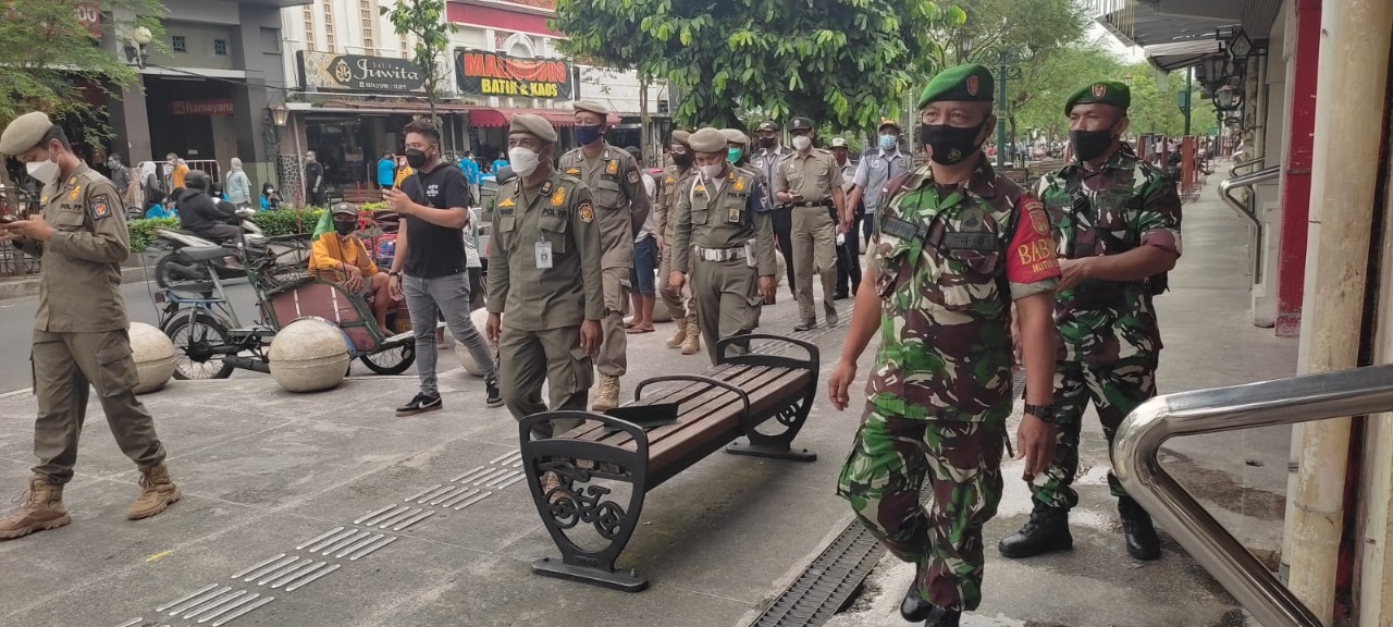 BABINSA BERSAMA SATPOL PP DAN DISHUB  KOTA YOGYAKARTA MELAKSANAKAN PENERTIBAN RELOKASI PKL DI SEPANJANG JALAN MALIOBOORO