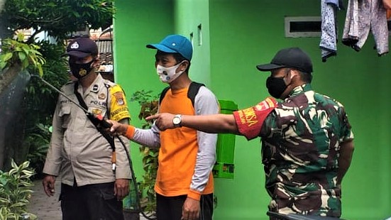 AKSI BABINSA NOTOPRAJAN MELAKSANAKAN PENYEMPROTAN DISINFEKTAN UNTUK MENCEGAH PENYEBARAN VIRUS CORONA