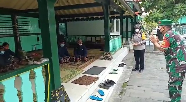 BABINSA KRATON HIMBAU UNTUK MENJAGA PROTOKOL KESEHATAN DI TEMPAT UMUM 