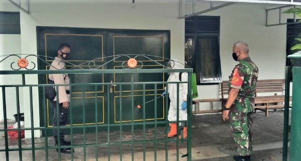 Babinsa Bersama Bhabinkamtibmas Dan Puskesmas Ngampilan Melaksanakan Penyemprotan Di Rumah Warga